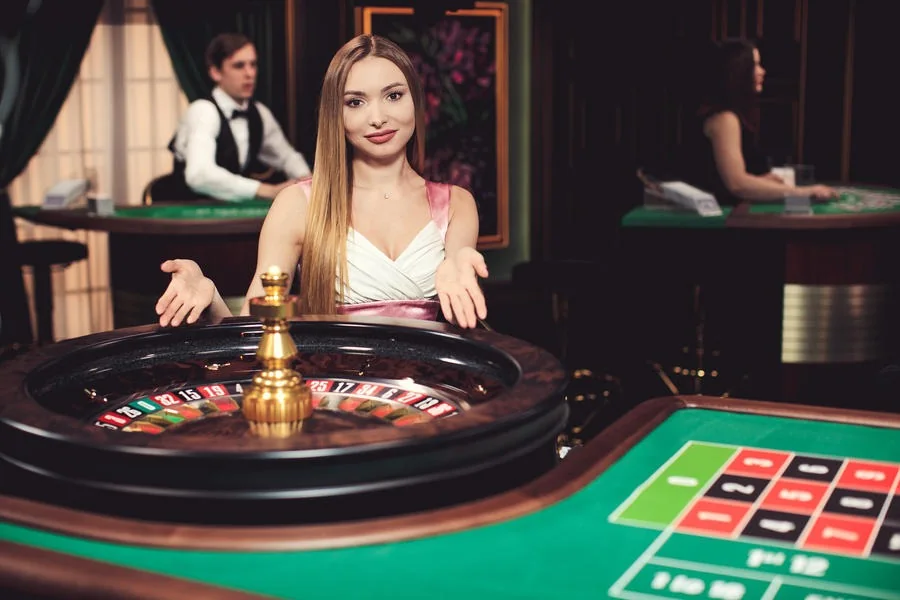Suasana meja dealer di kasino live RK55