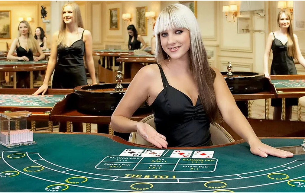 Tampilan ruang kasino live dengan meja dealer